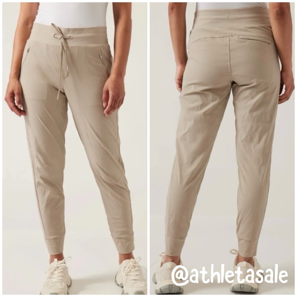 NWT Athleta Trekkie North Jogger || Ecru